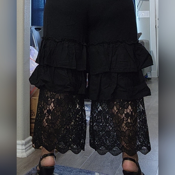 L & B women's black tiered ruffled crochet wide leg cropped pants women's size M - Picture 3 of 9